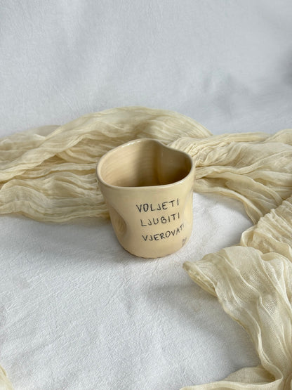 “Voljeti, ljubiti, vjerovati” šalica